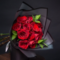 Ramo 10 rosas rojas y ruscus